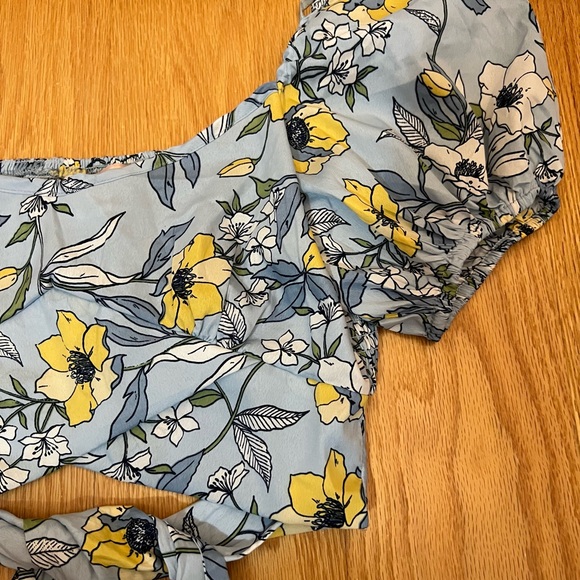 Puffy Sleeved Crop Top With Tie in Back - Picture 5 of 9